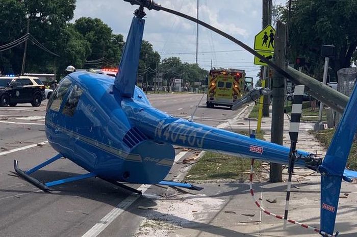 Helikopter mendarat di jalan raya