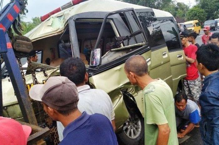 Ambulans jenazah dari Semarang mengalami kecelakaan di Jalan Magelang-Purworejo, Dusun Kragilan, Desa Sriwedari, Kecamatan Salaman, Kabupaten Magelang