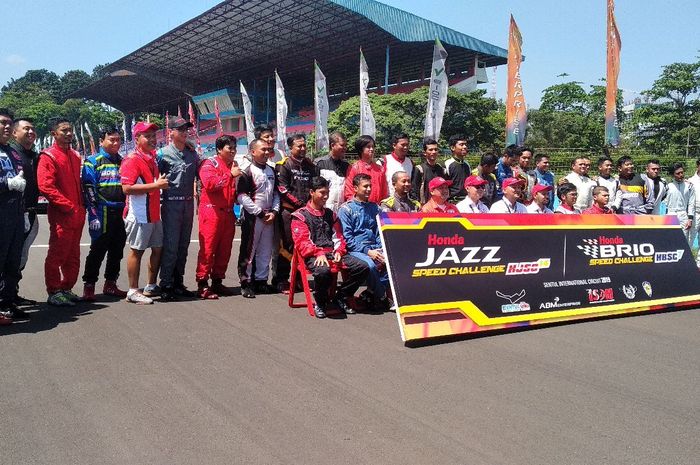 Para peserta Honda Jazz/Brio Speed Challenge dalam seremonial pembukaan di sirkuit Sentul, Jabar (7/4)
