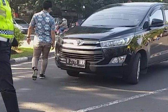 Kijang Innova paksa masuk area Car Free Day di Semarang