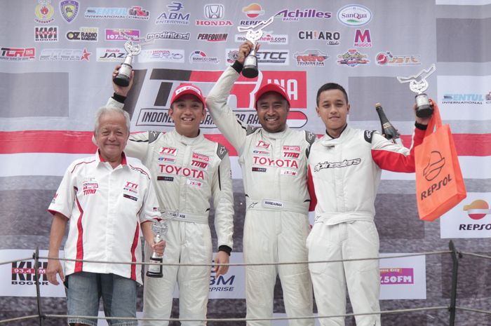 Kiri-kanan: Memey Dnumhana, Demas Agil, Haridarma Manoppo, dan Avila Bahar di podium kemenangan Kejurnas ITCR (7/4)
