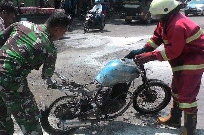 Sebuah Suzuki Thunder 125 terbakar di SPBU Desa Padangan, Kecamatan Padangan, Kabupaten Bojonegoro (8/4/2019).