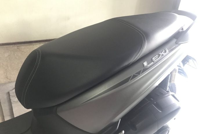 Aksesori low down seat terpasang di Yamaha Lexi
