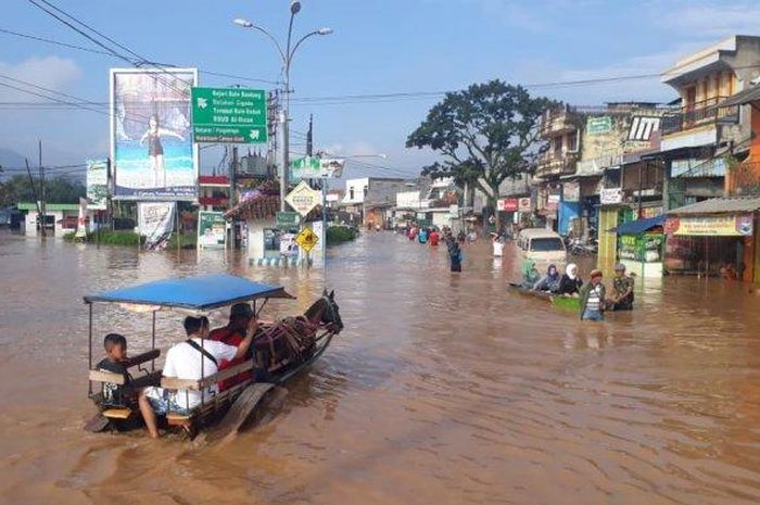Transportasi di Bandung Selatan Lumpuh, Ada yang Banjir Sampai 2,6