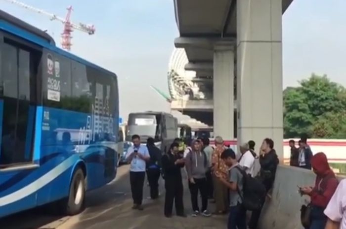 Masyarakat yang harus turun ke jalan akibat macet parah arah Jakarta-Cikampek