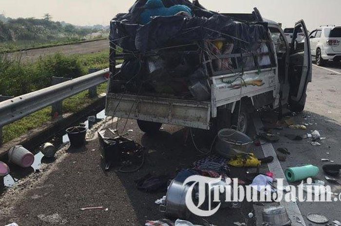 Pikap bonyok setelah mengalami kecelakaan akibat pecah ban saat sedang melaju 120 km/jam