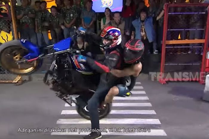 Aksi Wawan Tembong dan Maell Lee wheelie bareng