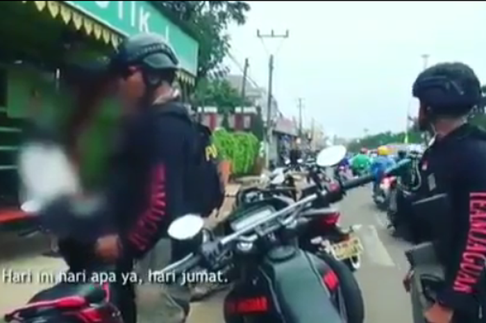 Tim Jaguar Polres Depok mendatangi debt collector di sebuah halte Kota Depok, Jabar.  