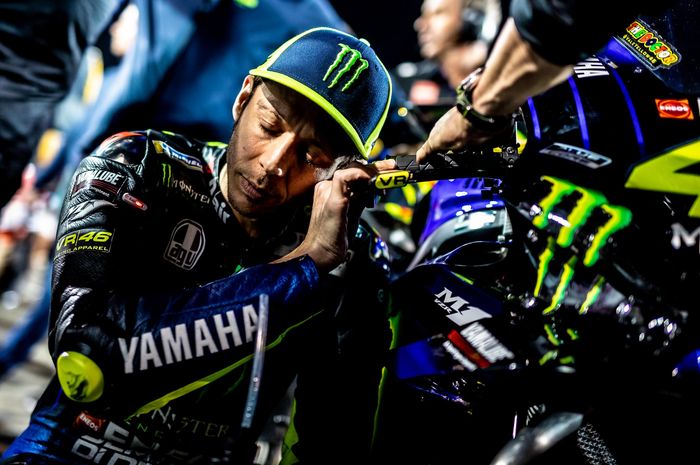 Ritual Valentino Rossi di grid start, seolah berbicara dengan pacuannya