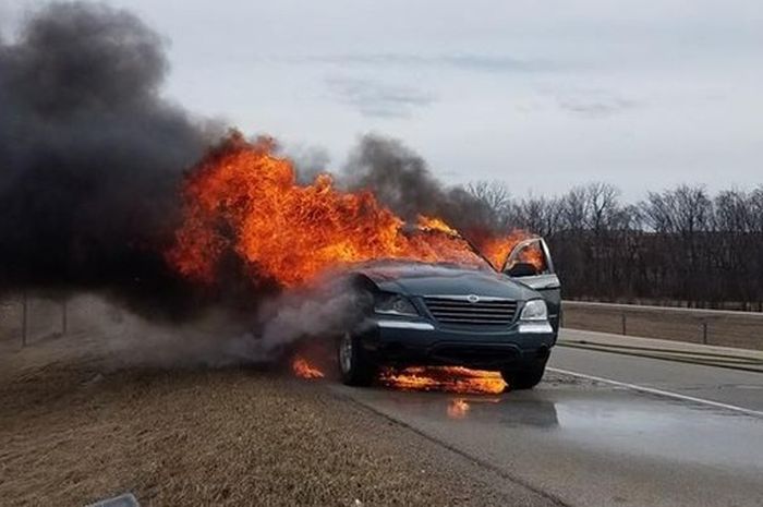 Mobil bekas Chrysler Pacifica 2006 yang terbakar