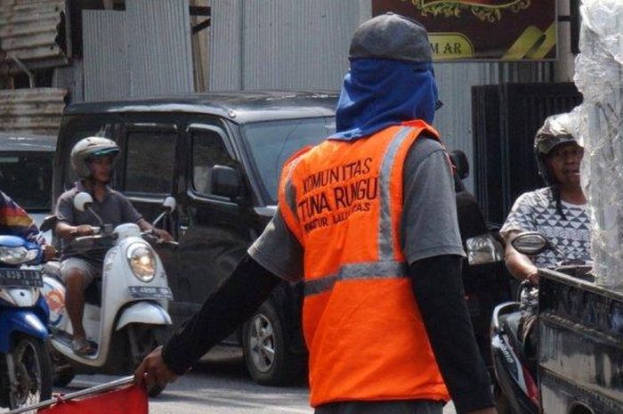 Ulum dari komunitas tunarungu yang jadi pengatur lalu lintas