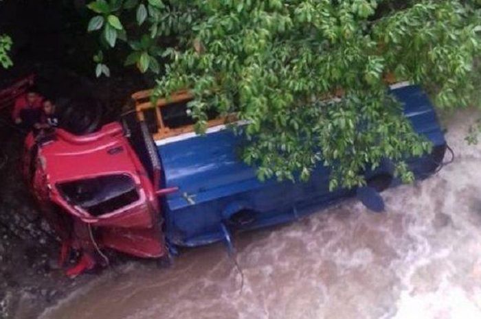 Sebuah Truk tangki pengangkut air jatuh ke jurang Sungai Lubuk Peraku