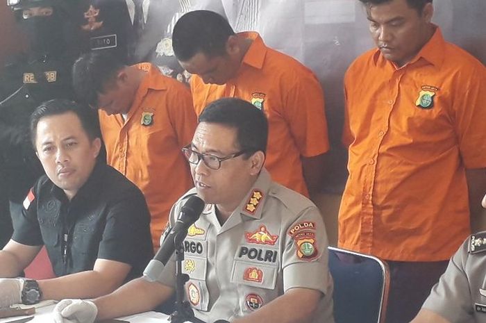 Kabid Humas Polda Metro Jaya Kombes Argo Yuwono saat memberi keterangan kepada wartawan di RS Polri Kramat Jati, Kamis (11/4/2019), tentang kasus pencurian bermodus kempiskan ban kendaraan korban.