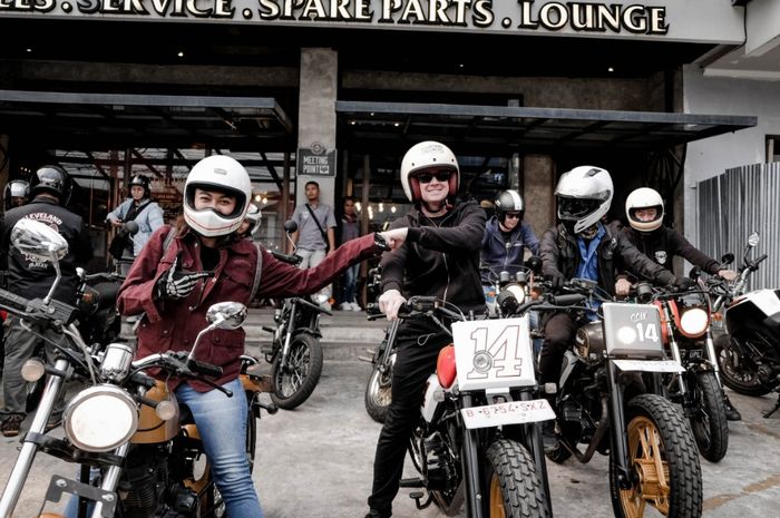 Scott Colosimo (tengah) saat riding di Jakarta