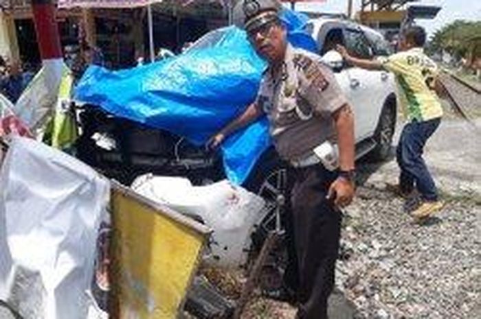 Toyota Fortuner buntung depan, melintanh disambar kereta api di Padang