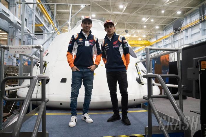 Mejeng di salah satu sudut stasiun ruang angkasa