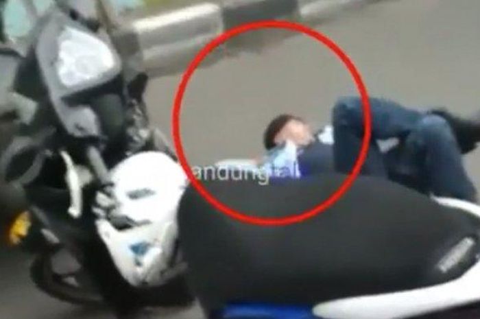 Pemotor Honda Spacy tiduran di tengah jalan kota Bandung
