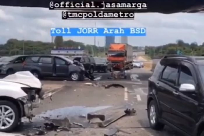 Kondisi mobil yang terlibat kecelakaan beruntun di Tol BSD arah Pondok Aren, Jumat (12/4/2019)