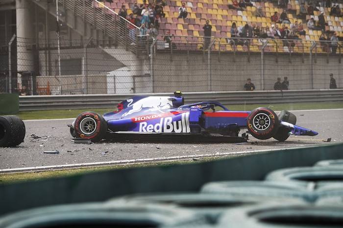 Kondisi mobil Toro Rosso Honda besutan Alex Albon usai crash di FP3 F1 China 2019