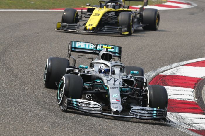 Valtteri Bottas (depan) kunci pole position dengan selisih tipis 0,023 detik dari Lewis Hamilton