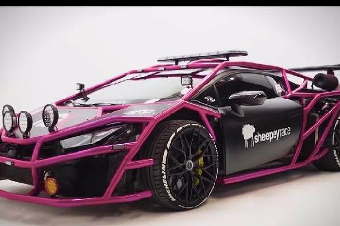 Lamborghini Huracan jadi mobil offroader dengan body roll warna pink