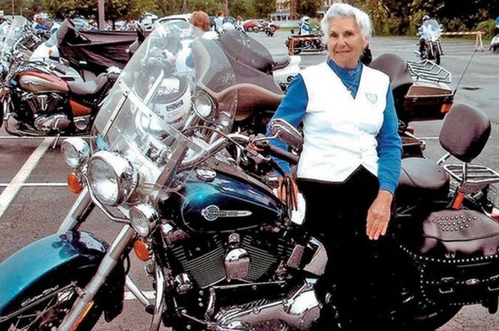 Gloria Struck, Nenek berusia 93 tahun yang gemar naik moge