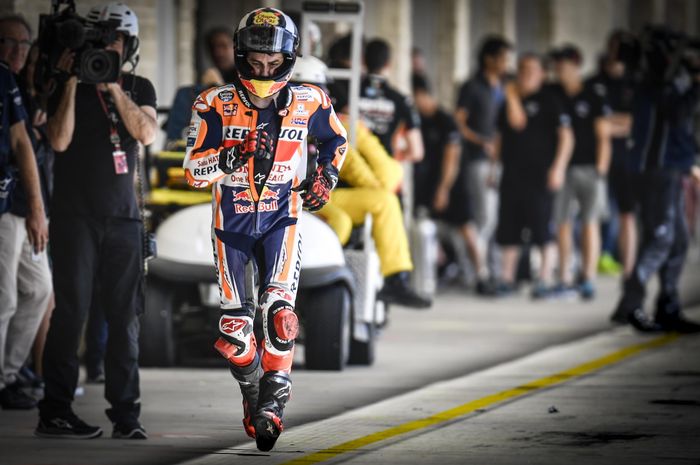 Jorge Lorenzo berlari menuju paddock usai motornya bermasalah di garis finish MotoGP Amerika