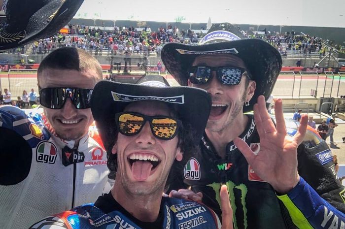 Dari kiri-kanan: Jack Miller, Alex Rins, dan Valentino Rossi sedang merayakan posisi podium pada MotoGP Americas 2019.