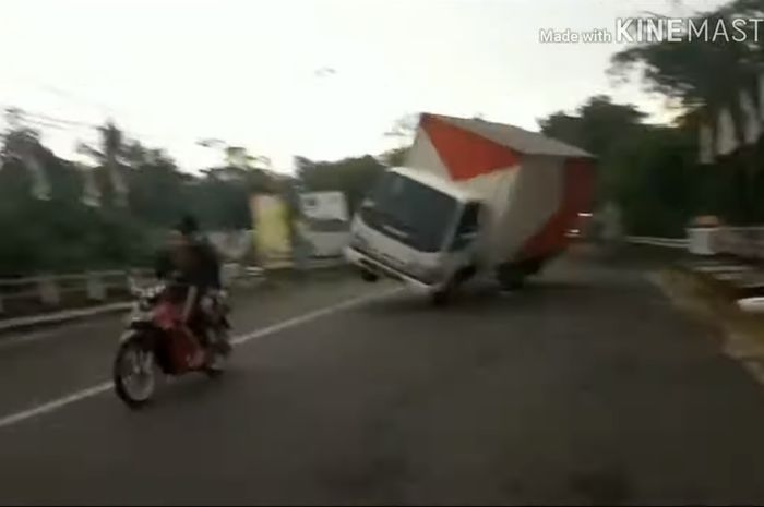 Detik-detik truk oleng dan hantam pohon