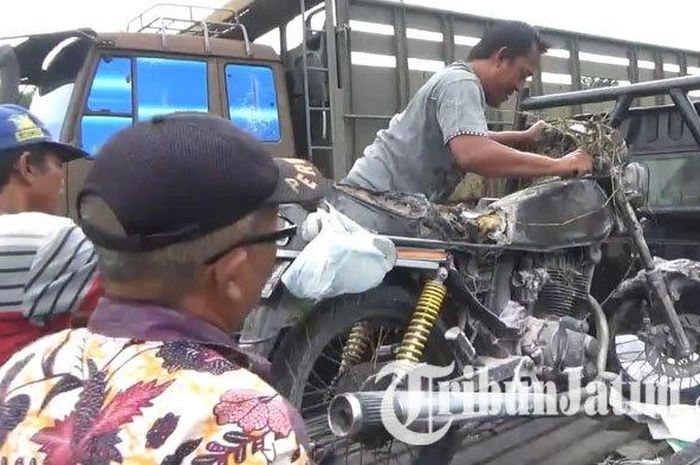 Honda GL Max terbakar hebat di SPBU