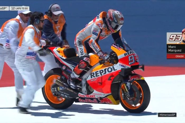 Pembalap Repsol Honda, Marc Marquez, berupaya menjalankan motornya kembali setelah terjatuh di MotoGP Americas 2019, Minggu (14/4/2019).