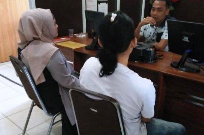 Muhamad Aldi (baju putih) yang merupakan driver ojol  di Palembang melaporkan pengeroyokan yang dialaminya ke Polresta Palembang, Senin (15/4/2019). 