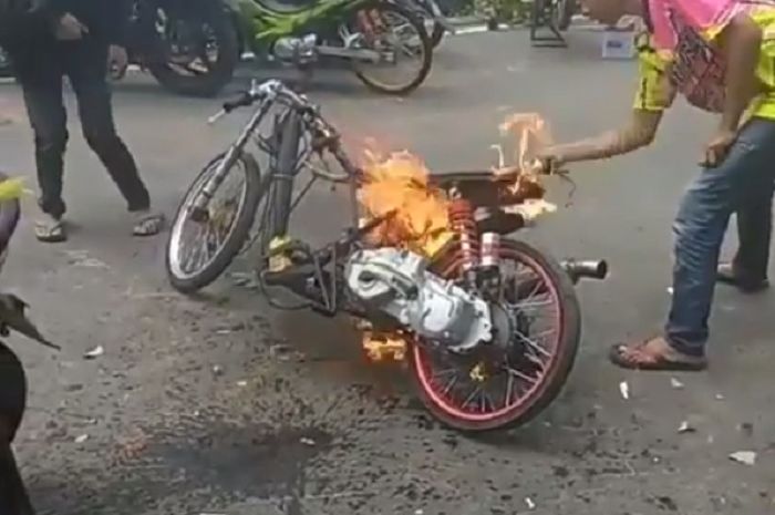 Sebuah motor drag hampir hangus dilalap api