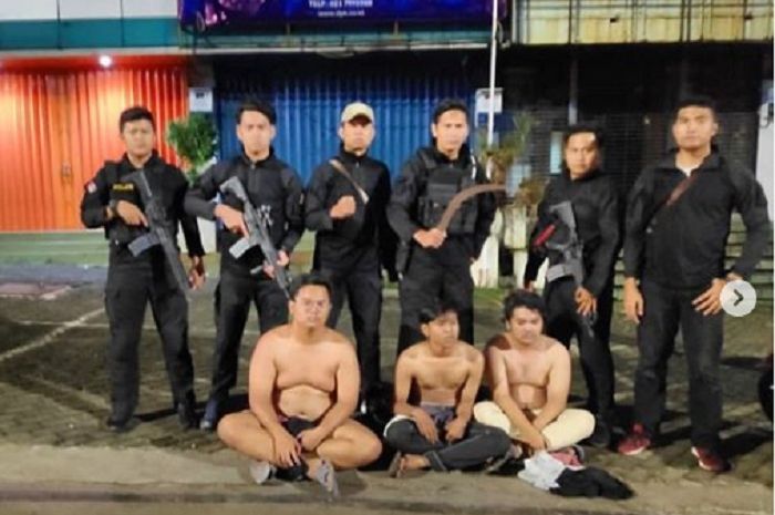 Tim Eagle One Polres Jaksel berhasil meringkus 3 gengster yang meresahkan.