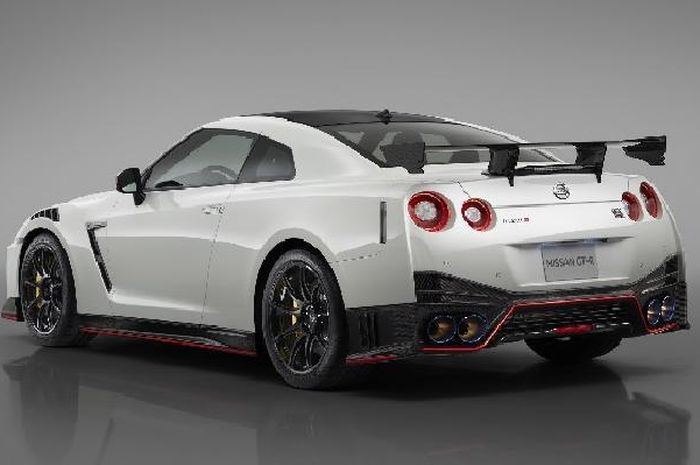 Tampak belakang Nissan GT-R 2020 