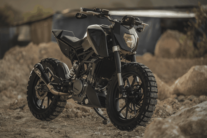 Modifikasi KTM Duke 390 bergaya tracker garapan Revolt Cycles