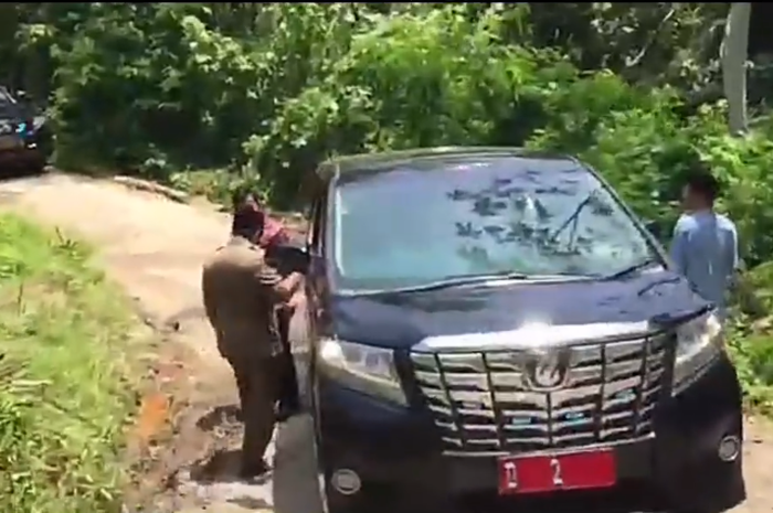 Wakil Gubernur Jawa Barat menyuruh sopir untuk keluar dari mobil dinasnya
