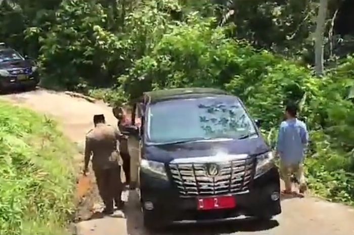 Wakil Gubernur Jawa Barat meminta sopir untuk keluar dari mobil dinasnya