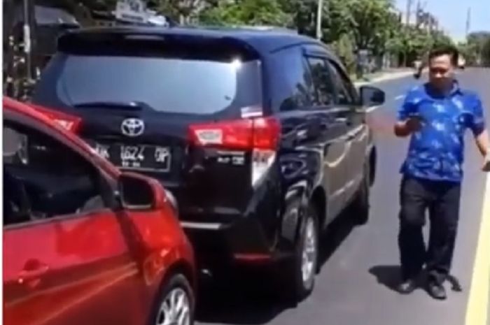 Toyota Kijang Innova rem mendadak akibatnya lima mobil tabrakan beruntun