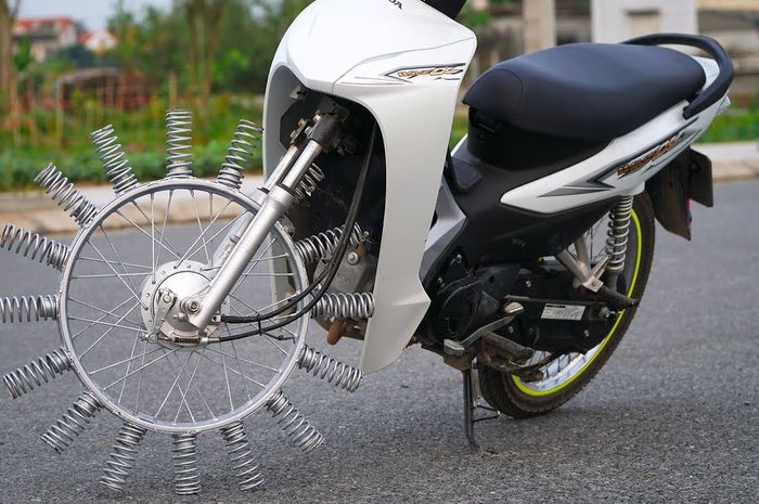 Modifikasi koplak motor bebek Honda ban pakai per