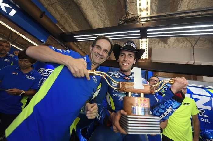Davide Brivio dan Alex Rins rayakan kemenangan setelah Suzuki 'puasa' selama tiga tahun