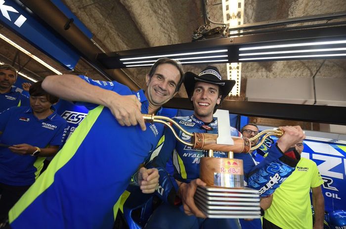 Davide Brivio dan Alex Rins rayakan kemenangan setelah Suzuki 'puasa' selama tiga tahun di MotoGP Amerika