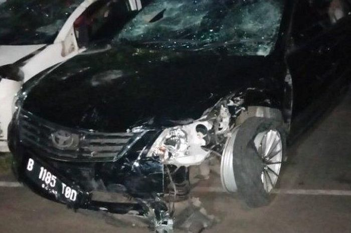 Kondisi mobil Toyota Camry warna hitam yang dikemudikan tersangka DS (38) pelaku tabrak lari setelah diamankan Kepolisian Daerah Metro Jaya, Kamis (18/4/2019) malam. 