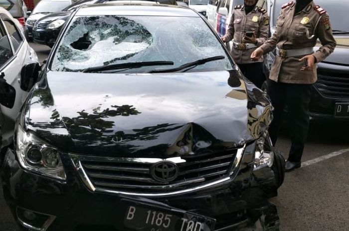Toyota Camry hajar dua mobil dan beberapa motor, pengemudi dirawat di RSCM akibat amuk massa