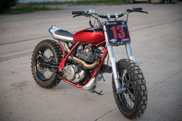Modifikasi Yamaha SR400 bergaya dirt tracker
