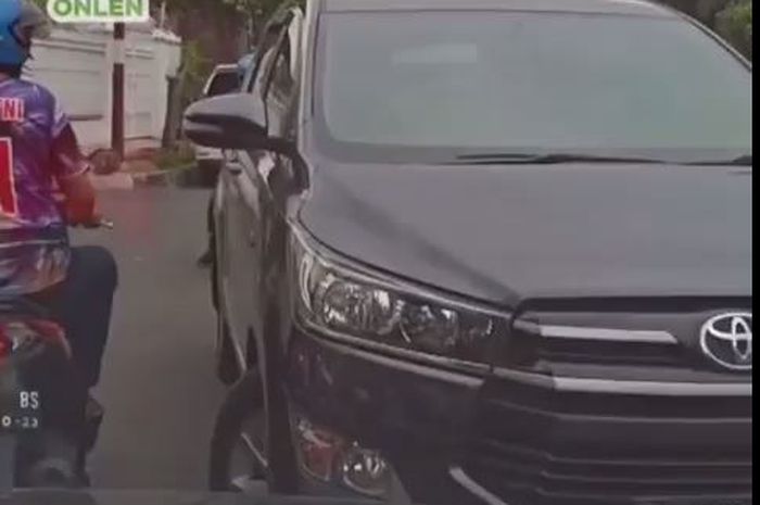 Toyota Kijang Innova lawan arah, pengemudi wanita marah-marah