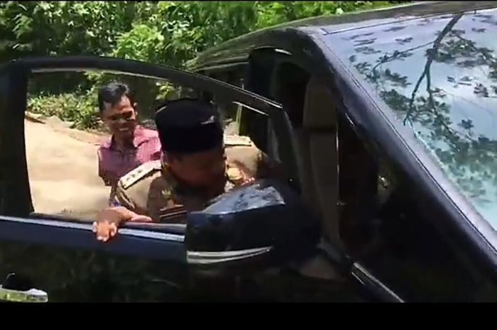 Wakil Gubernur Jawa Barat mengambil alih kemudi mobil dinasnya,