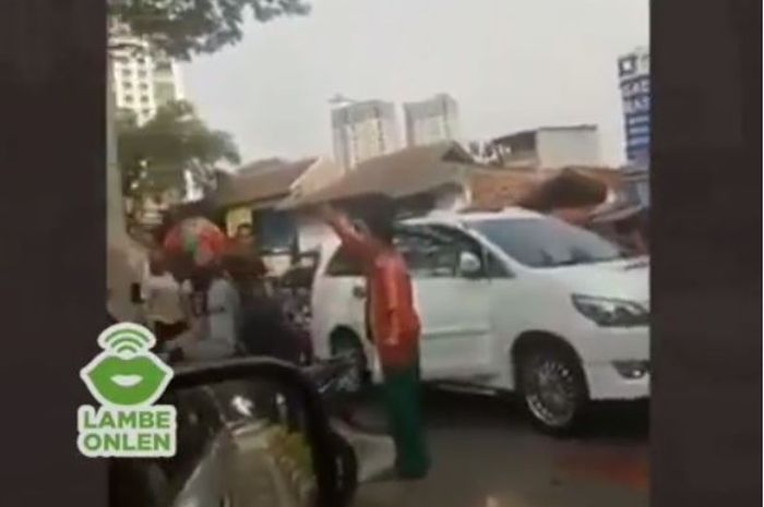 Toyota Kijang Innova berhenti di jalan, pengemudi baku hantam lawan warga