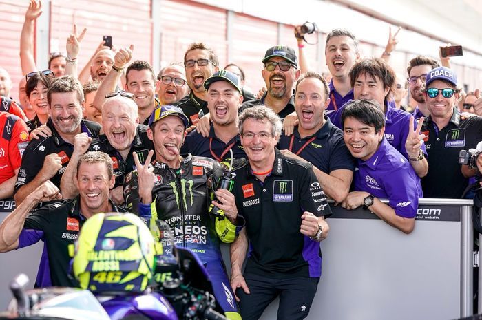 Michele Gadda (belakang kanan, pria tinggi berambut putih) selalu ada di setiap parc ferme kemenangan Valentino Rossi