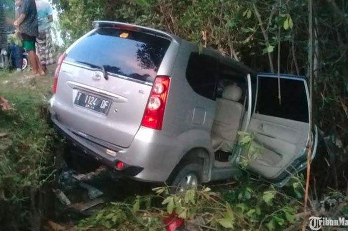 Toyota Avanza nyungsep ke pepohonan akibat ban pecah